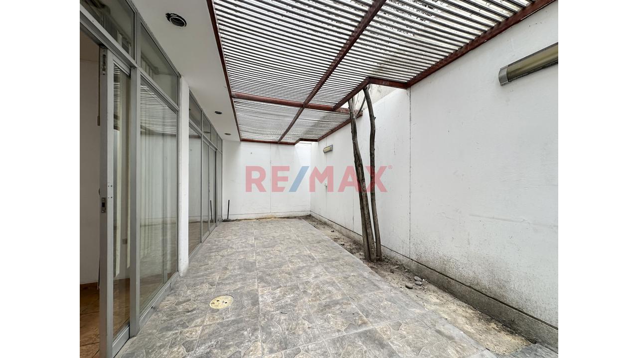 Se Vende Casa Con Dpto                                   San Borja En Urb. Javier Prado                      Casa De 2 Pisos Más Semi-Sótano Y Dpto. En 3Er Piso - 9
