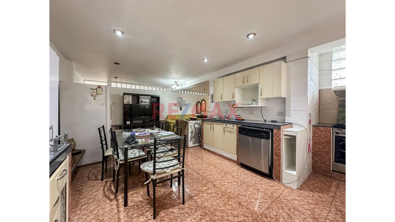Se Vende Casa Con Dpto                                   San Borja En Urb. Javier Prado                      Casa De 2 Pisos Más Semi-Sótano Y Dpto. En 3Er Piso - 17