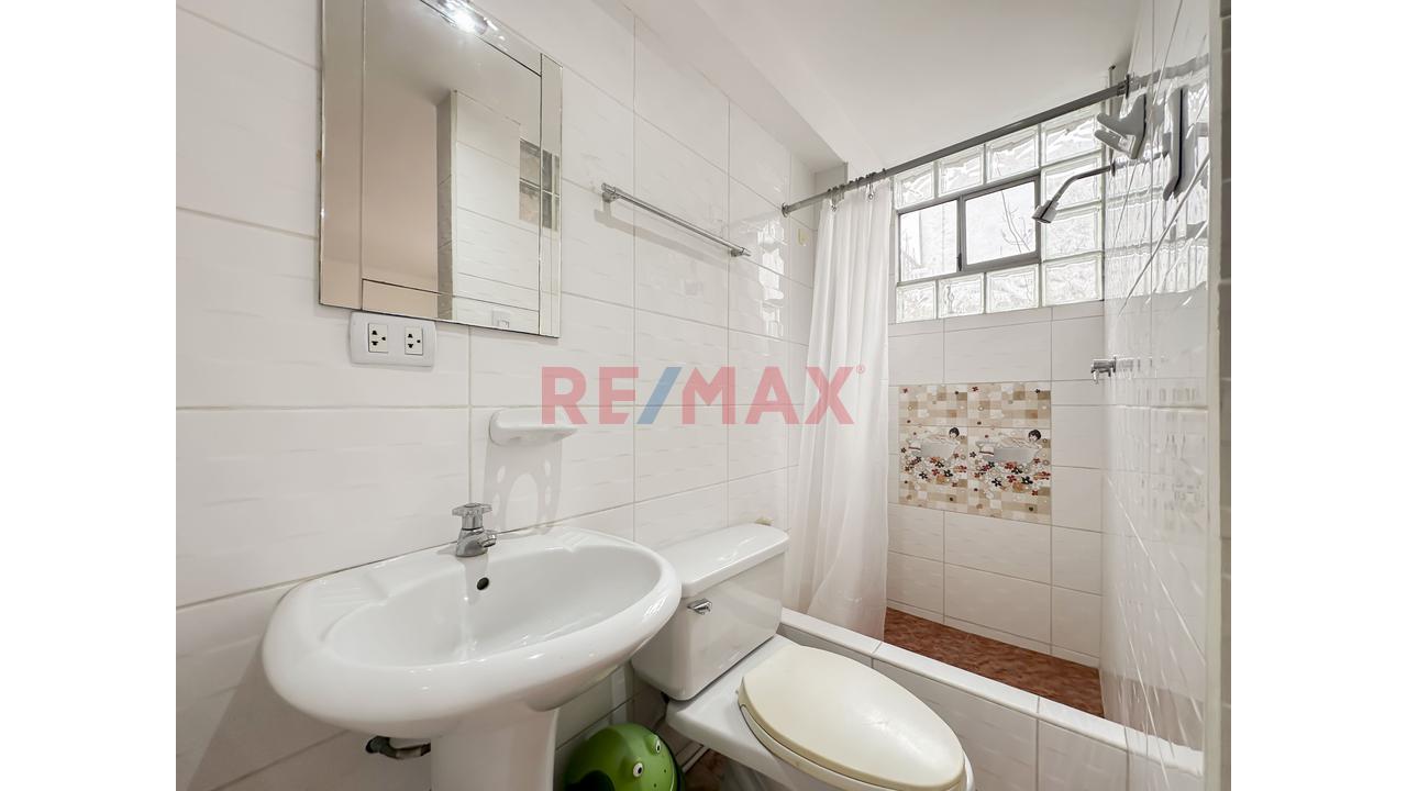 Se Vende Casa Con Dpto                                   San Borja En Urb. Javier Prado                      Casa De 2 Pisos Más Semi-Sótano Y Dpto. En 3Er Piso - 20