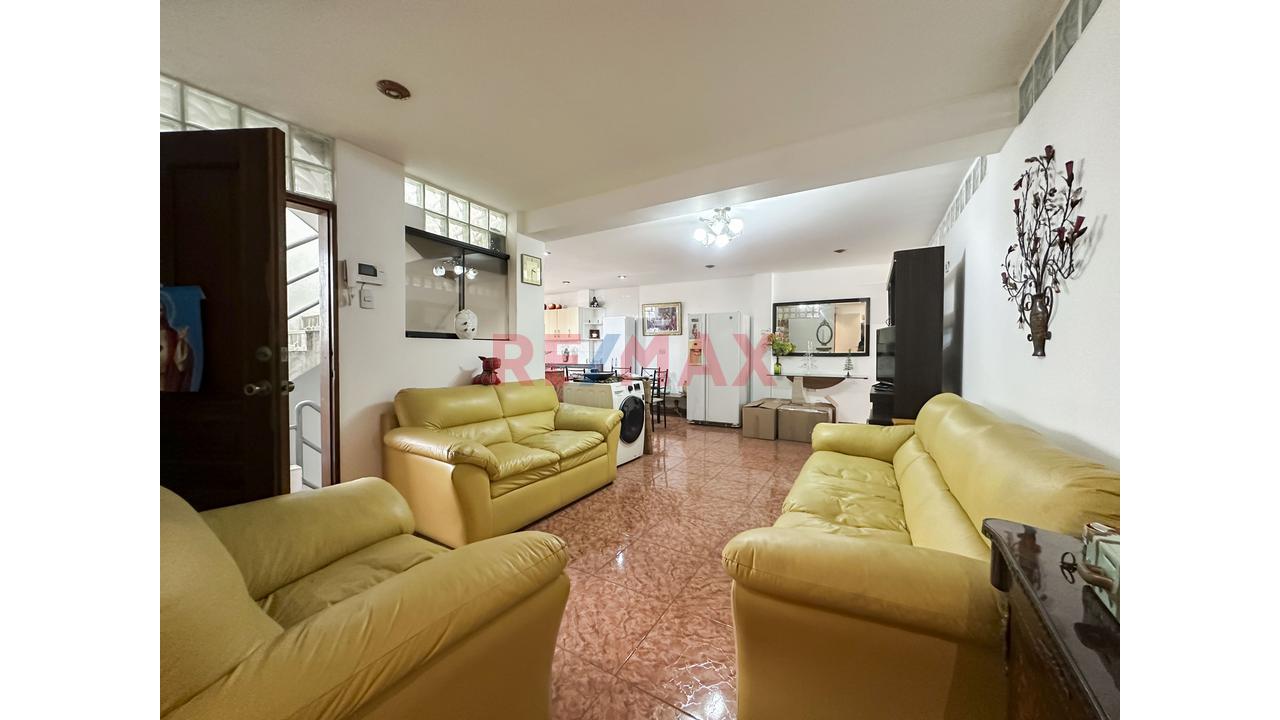 Se Vende Casa Con Dpto                                   San Borja En Urb. Javier Prado                      Casa De 2 Pisos Más Semi-Sótano Y Dpto. En 3Er Piso - 18
