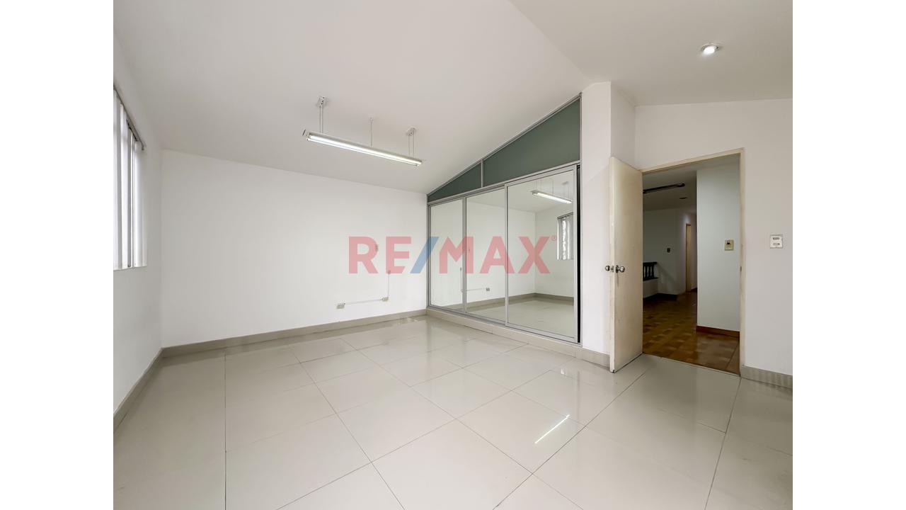 Se Vende Casa Con Dpto                                   San Borja En Urb. Javier Prado                      Casa De 2 Pisos Más Semi-Sótano Y Dpto. En 3Er Piso - 13