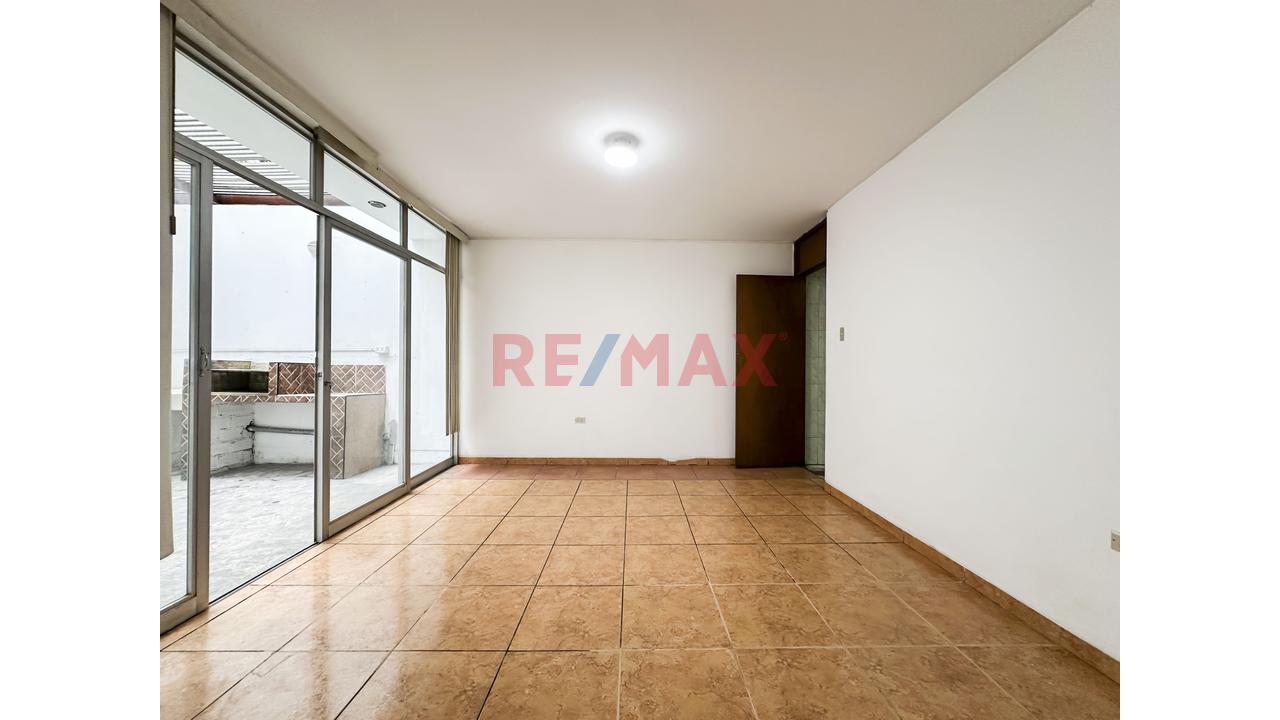 Se Vende Casa Con Dpto                                   San Borja En Urb. Javier Prado                      Casa De 2 Pisos Más Semi-Sótano Y Dpto. En 3Er Piso - 11