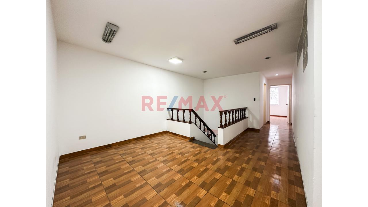 Se Vende Casa Con Dpto                                   San Borja En Urb. Javier Prado                      Casa De 2 Pisos Más Semi-Sótano Y Dpto. En 3Er Piso - 5