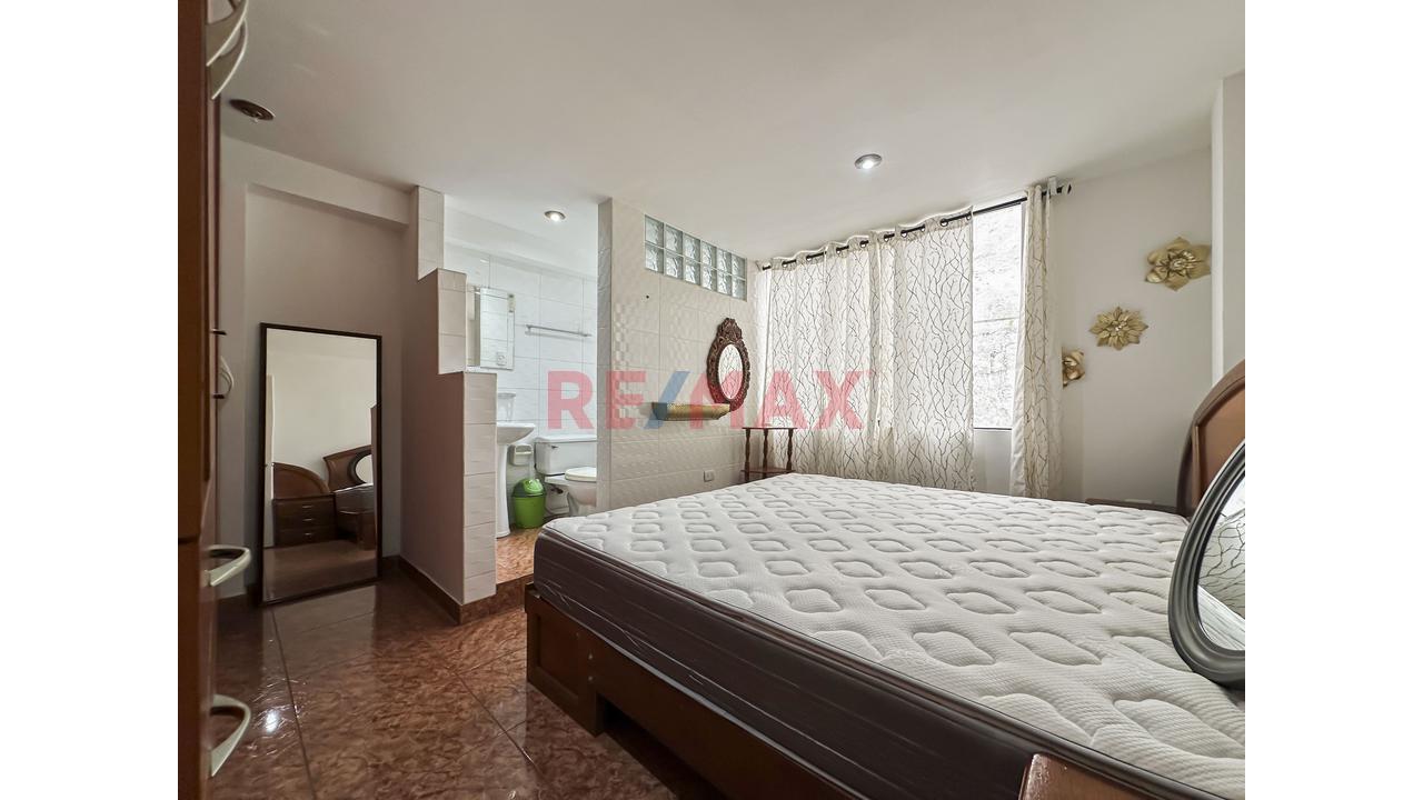 Se Vende Casa Con Dpto                                   San Borja En Urb. Javier Prado                      Casa De 2 Pisos Más Semi-Sótano Y Dpto. En 3Er Piso - 16