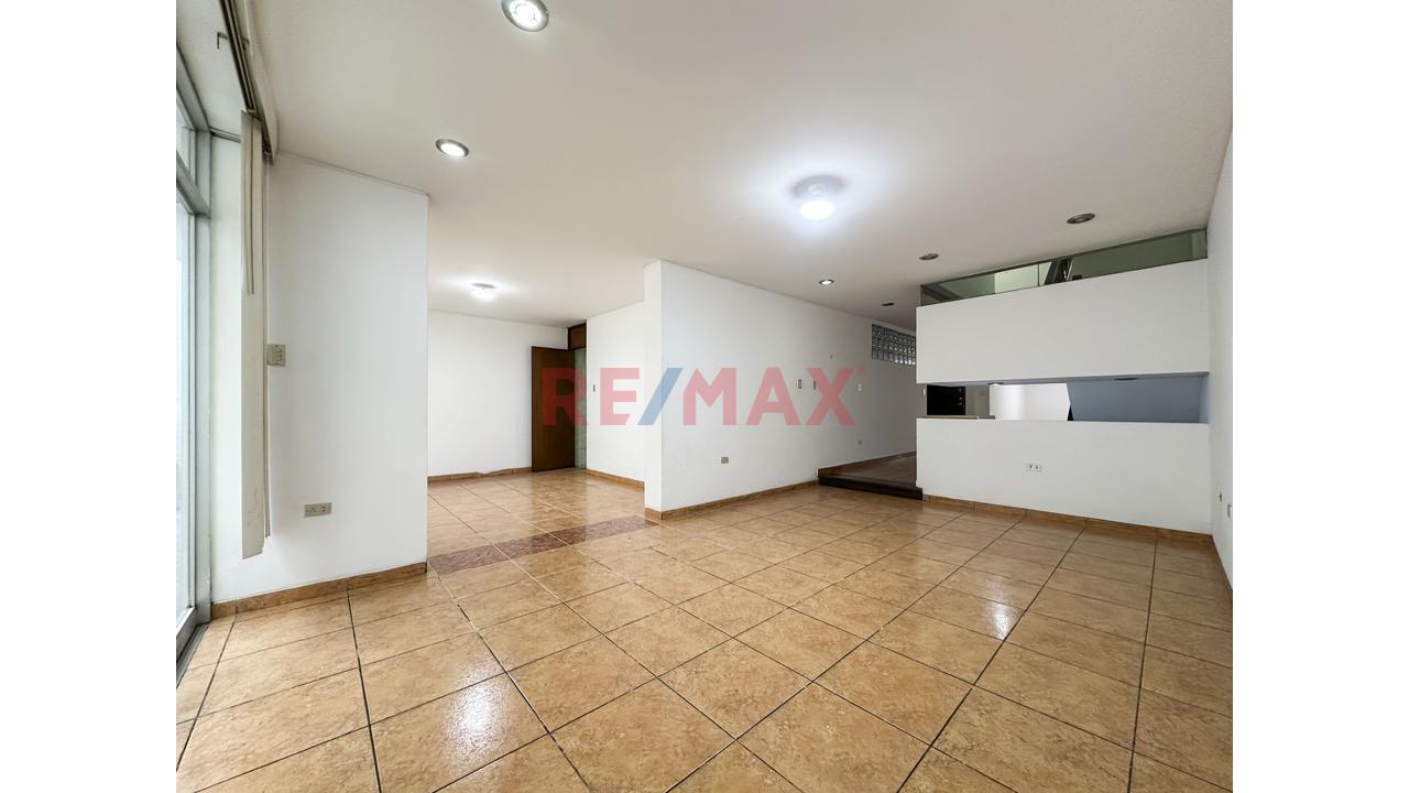 Se Vende Casa Con Dpto                                   San Borja En Urb. Javier Prado                      Casa De 2 Pisos Más Semi-Sótano Y Dpto. En 3Er Piso - 12