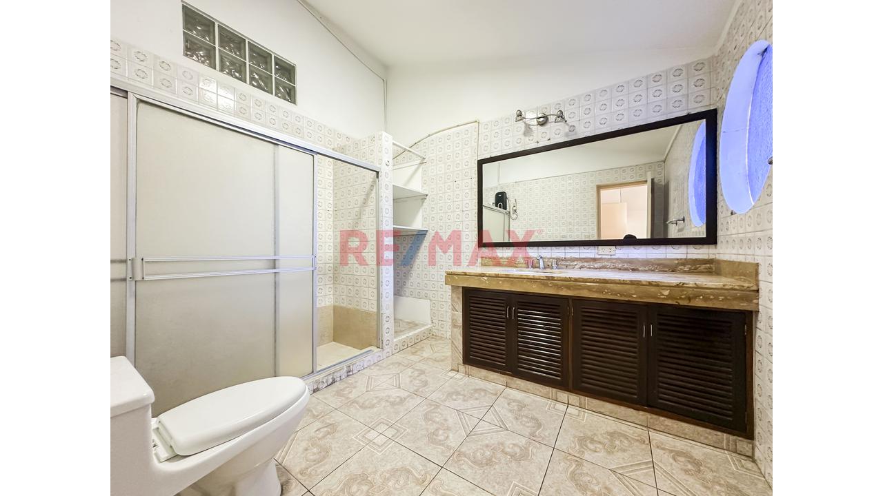 Se Vende Casa Con Dpto                                   San Borja En Urb. Javier Prado                      Casa De 2 Pisos Más Semi-Sótano Y Dpto. En 3Er Piso - 15