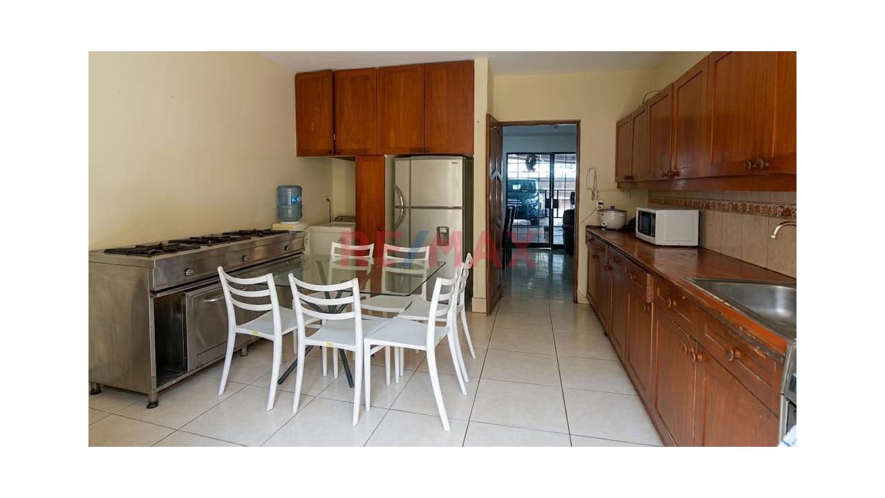 ¡Casa En Urb. Santa María - Chosica! 300 M² + Minidepartamento + 3 Cocheras - 4