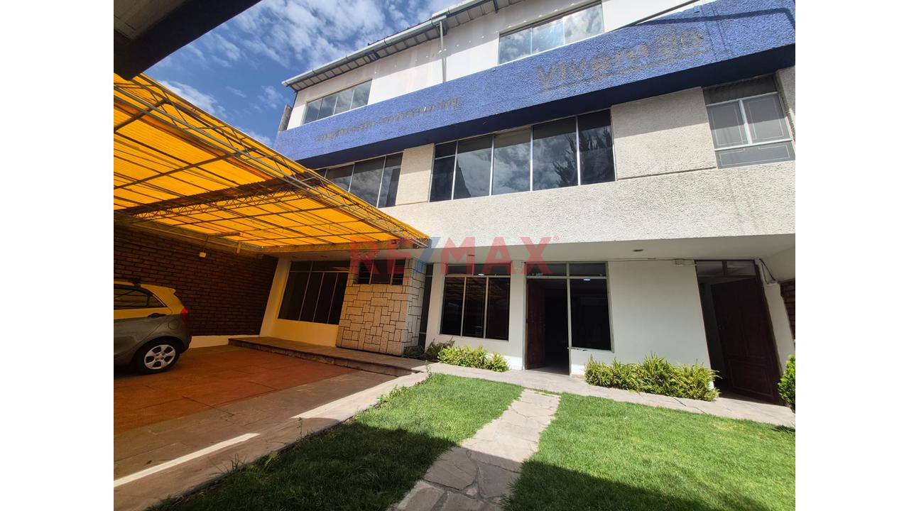 Amplia Casa Comercial En Alquiler Sobre Avenida Principal – Yanahuara - 11