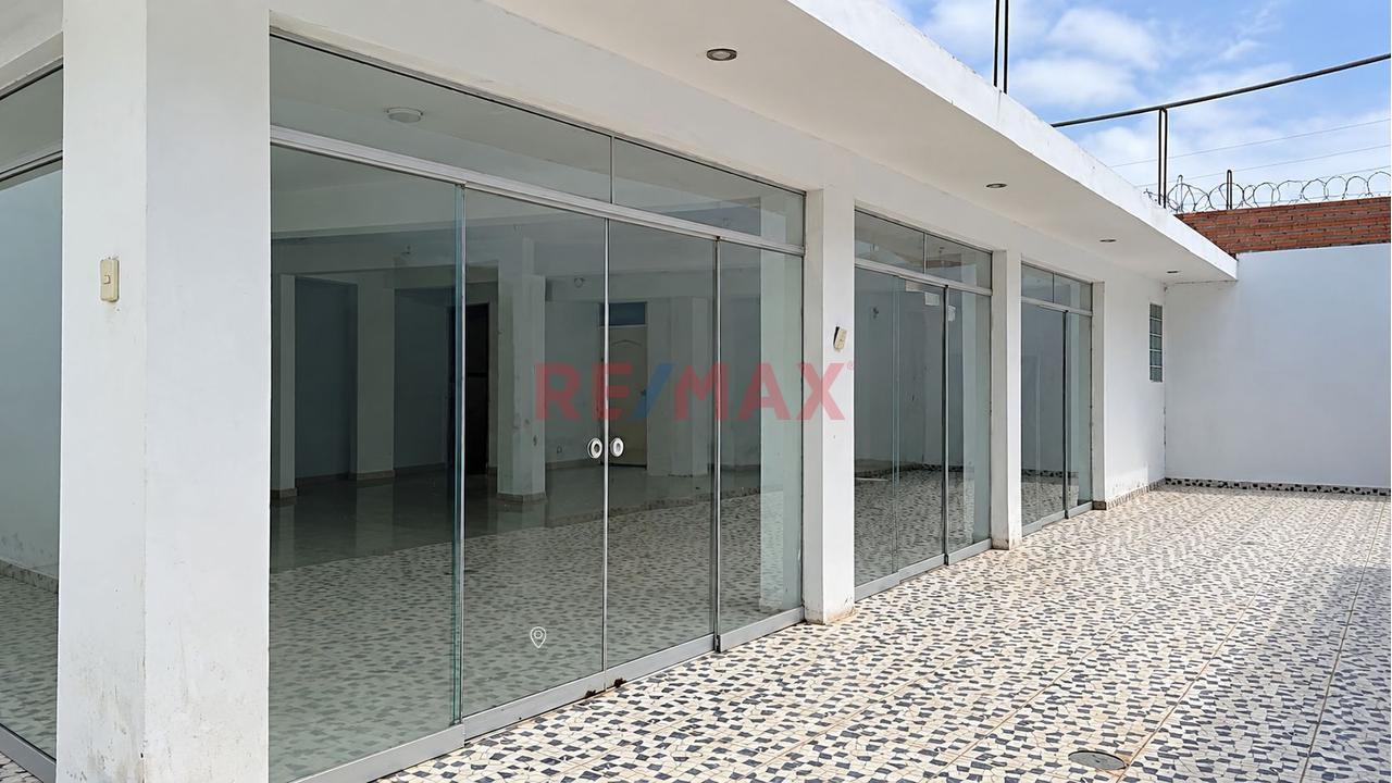Se Vende Casa Con Amplios Espacios, Cochera Y Terraza En Urbanización. - 1
