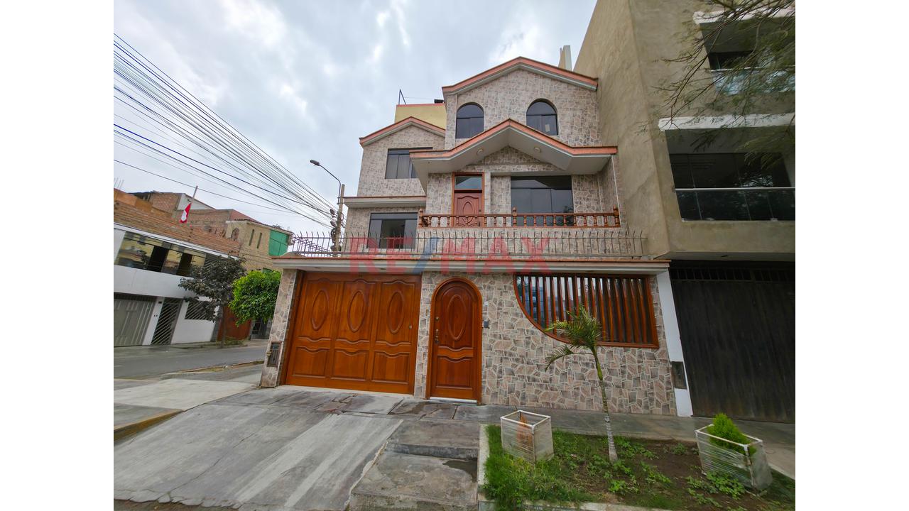 Venta Departamento Dúplex En Los Olivos | 1Er Piso + Cochera | Cerca Av. Universitaria