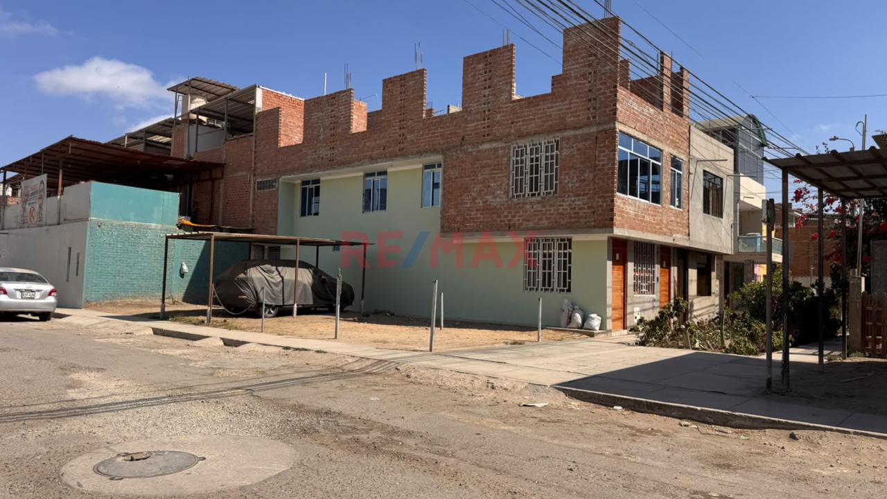 Casa En Venta Con Estacionamiento | Derrama Magisterial - 1