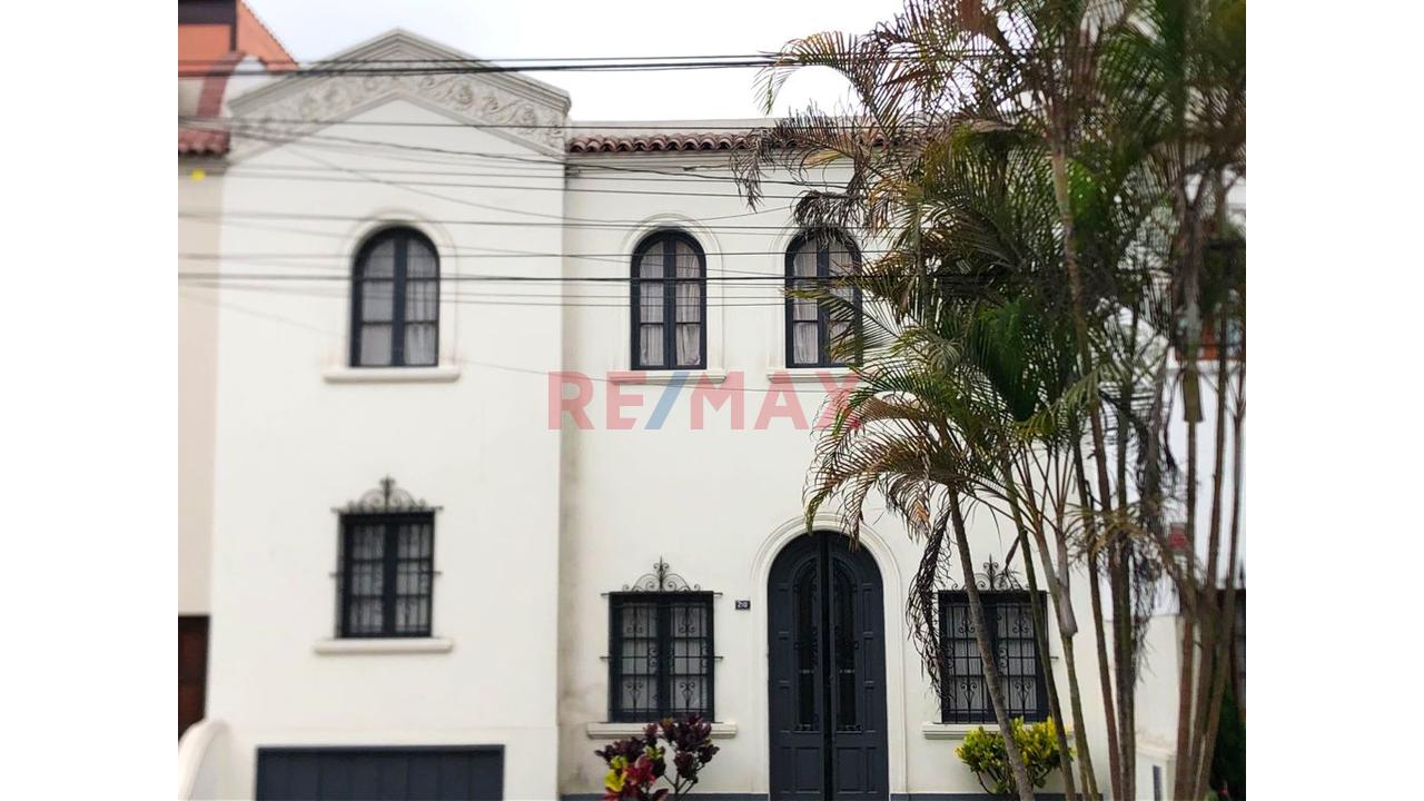 Casa De 2 Plantas En San Isidro | 131 M² De Terreno | 200 M² Construidos