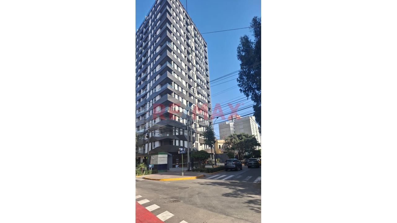 Se Vende Departamento En Estreno + 3 Dormitorios + 2 Estacionamientos A Una Cuadra Del Campo De Marte — foto 2