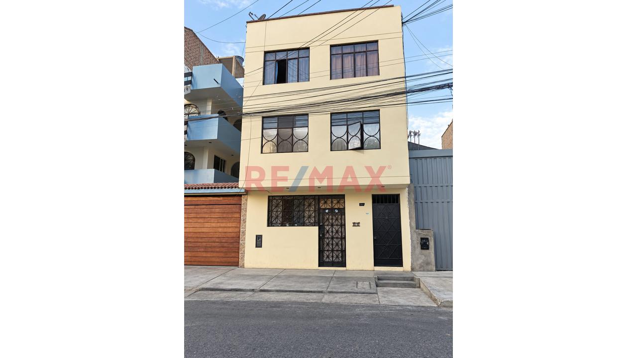 🏡  ¡Venta De Casa De 3 Pisos Mas Azotea!✨