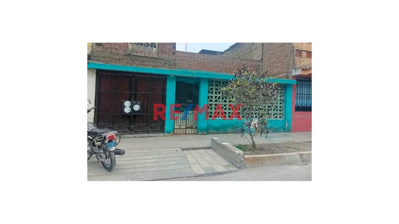 ¡Oportunidad De Inversión En Comas – Casa Como Terreno!