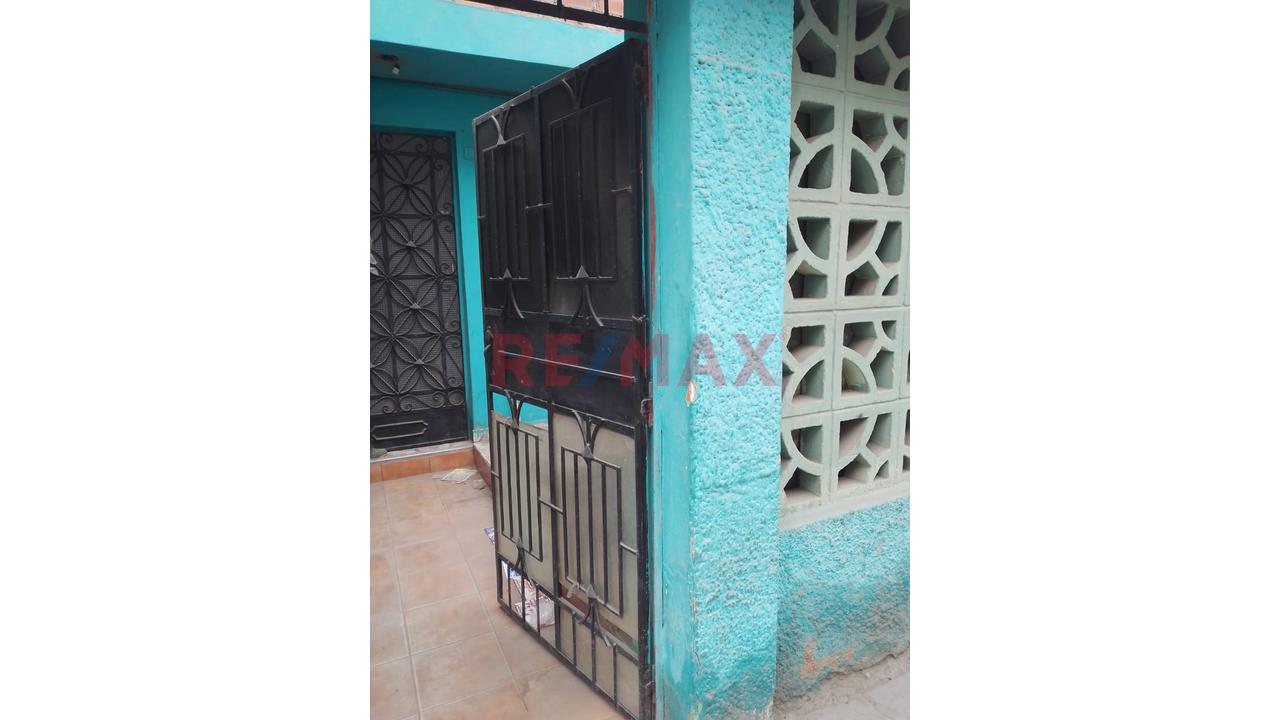 ¡Oportunidad De Inversión En Comas – Casa Como Terreno! - 2