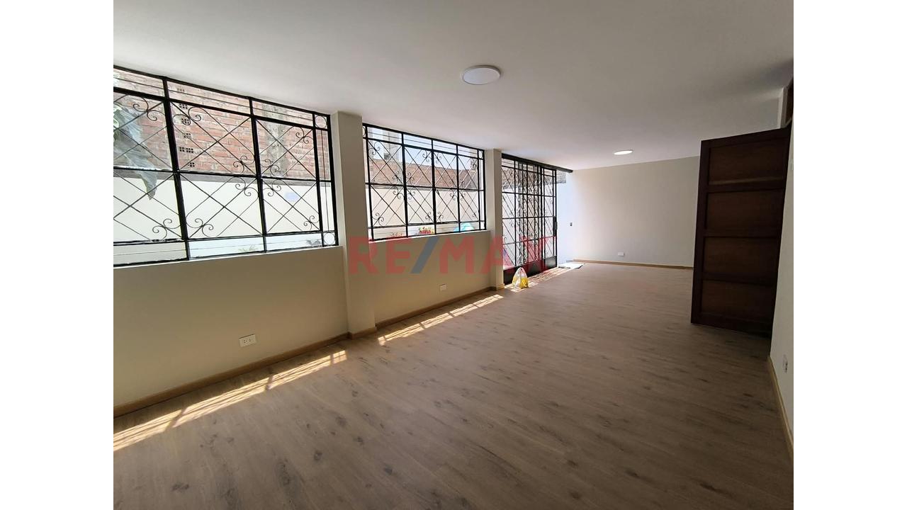 Casa De 2 Pisos En Alquiler En Chorrillos Urb Santa Leonor — foto 2