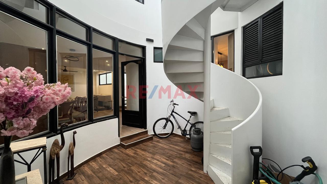 🏡 Amplia Casa 3 Pisos Con Mini Departamento Y Acceso Directo Al Parque – La Molina