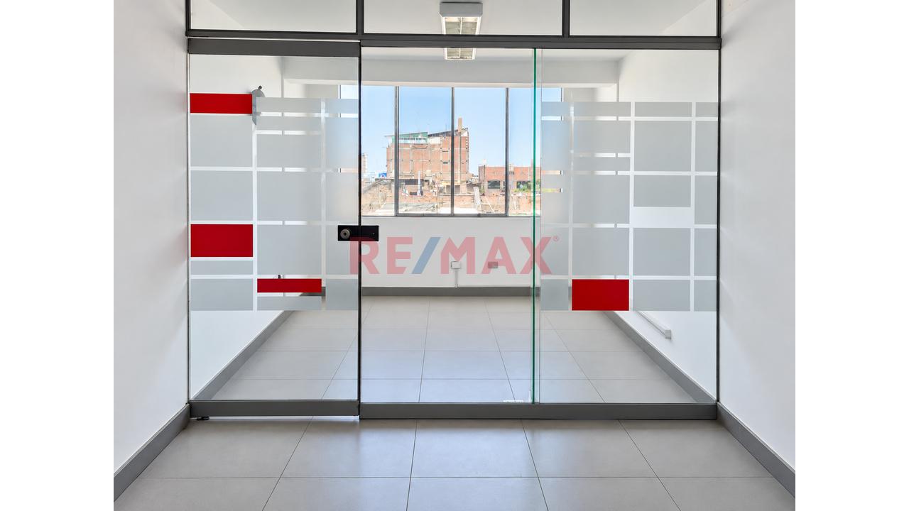 Edificio Institucional Y Comercial En Alquiler — foto 11