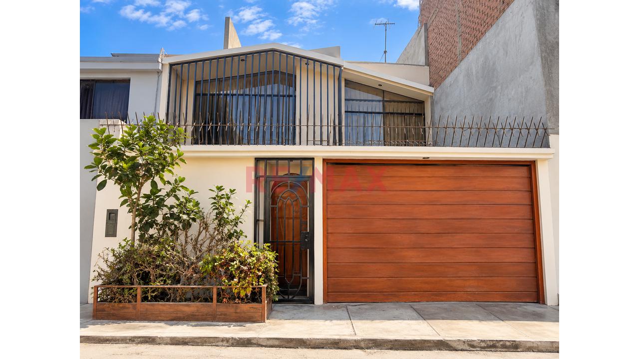 🏡 ¡Casa En Venta En Ate! Amplia, Iluminada Y Cerca De Javier Prado ✨ - 1