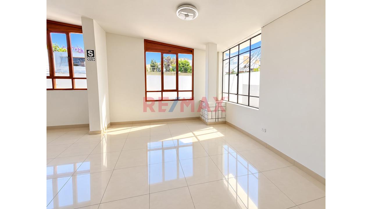 Alquiler De Local Comercial U Oficina 150 M² En Esquina A Una Cuadra De Av. Trinidad Morán - 1