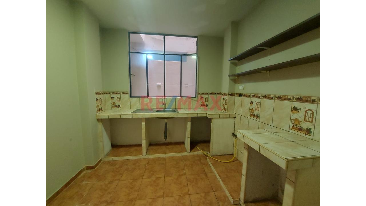 Se Alquila Amplio Departamento En Primer Piso En El Distrito De Comas - 12