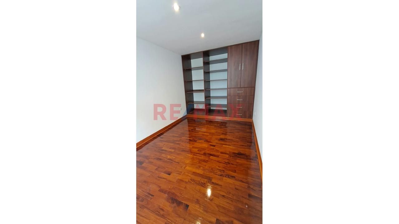 Alquiler De Impecable Casa Totalmente Remodelada Frente A Parque Privado En San Isidro - 14