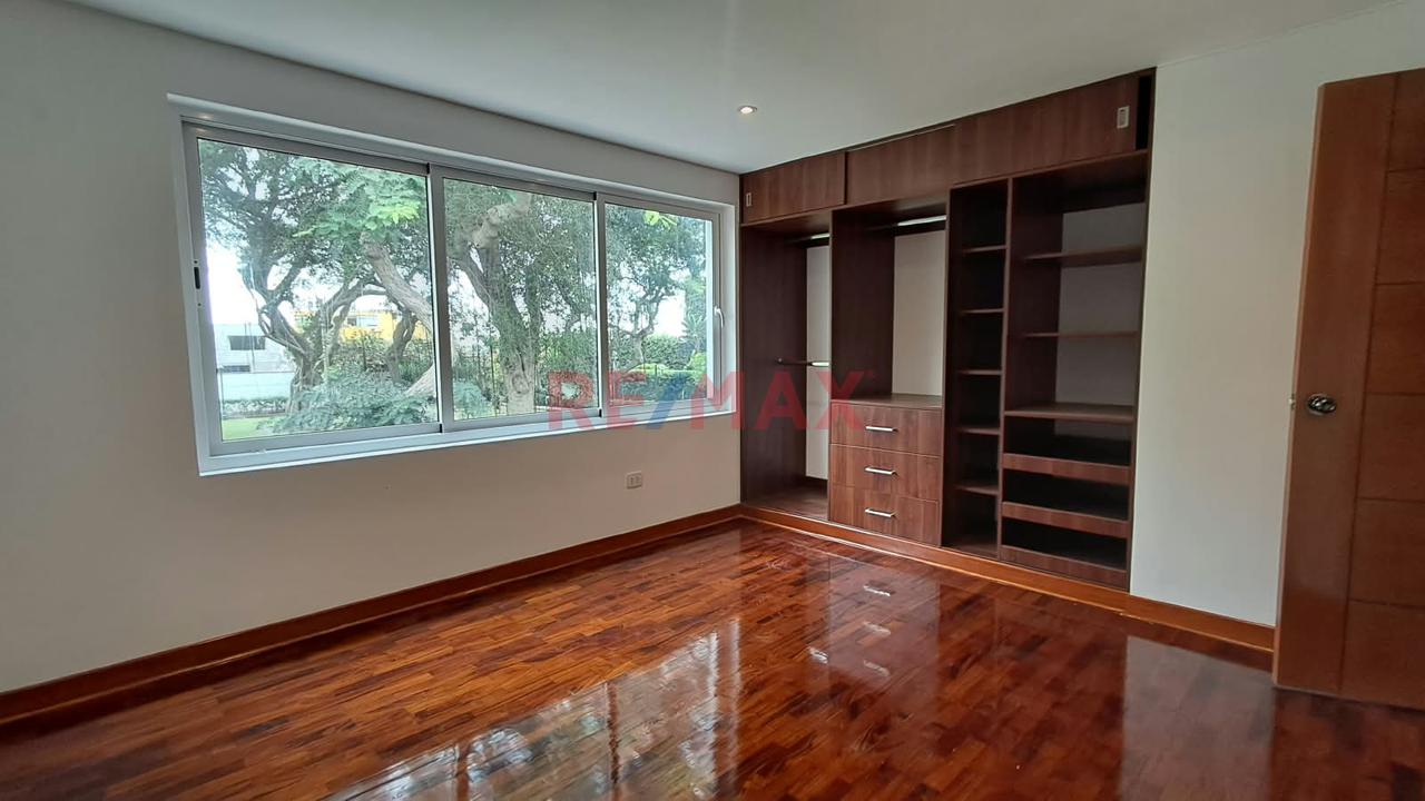 Alquiler De Impecable Casa Totalmente Remodelada Frente A Parque Privado En San Isidro - 11