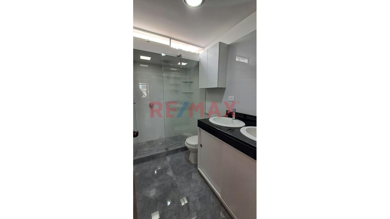 Alquiler De Impecable Casa Totalmente Remodelada Frente A Parque Privado En San Isidro - 18