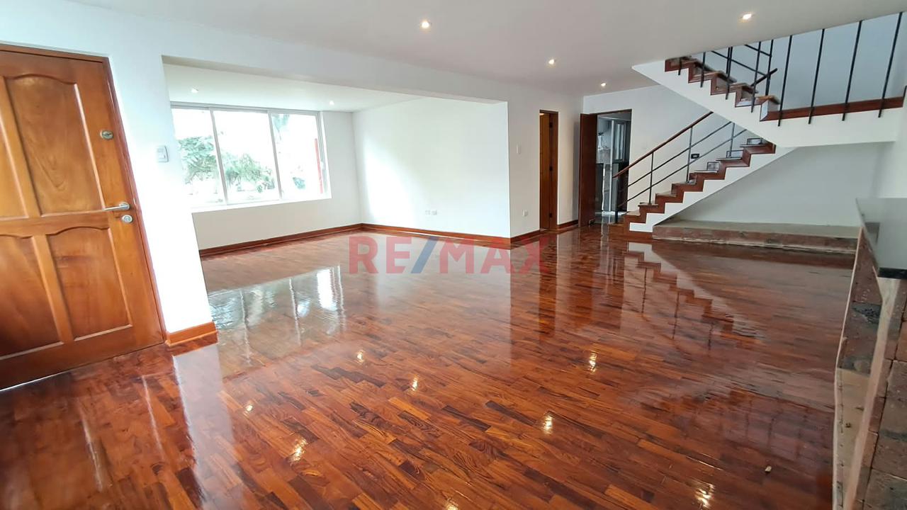Alquiler De Impecable Casa Totalmente Remodelada Frente A Parque Privado En San Isidro - 2