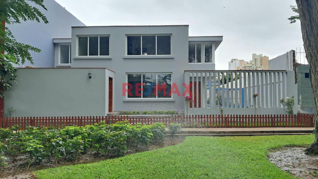 Alquiler De Impecable Casa Totalmente Remodelada Frente A Parque Privado En San Isidro - 1
