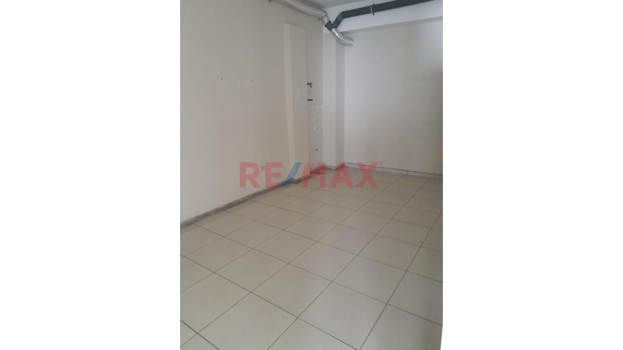 Local En Cuarto Piso – Privacidad Y Excelente Ubicación Comercial - 1