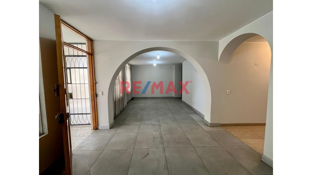Departamento En Venta En San Juan De Miraflores – 1Er Piso, 3 Dormitorios Y Cochera