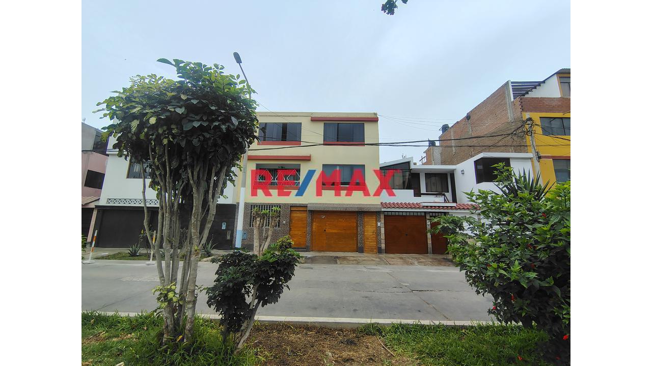 Casa/Departamento En Primer Piso, Frente A Parque, Con Cochera Incluida Y Excelente Ubicación En La Perla, Limite Con San Miguel.