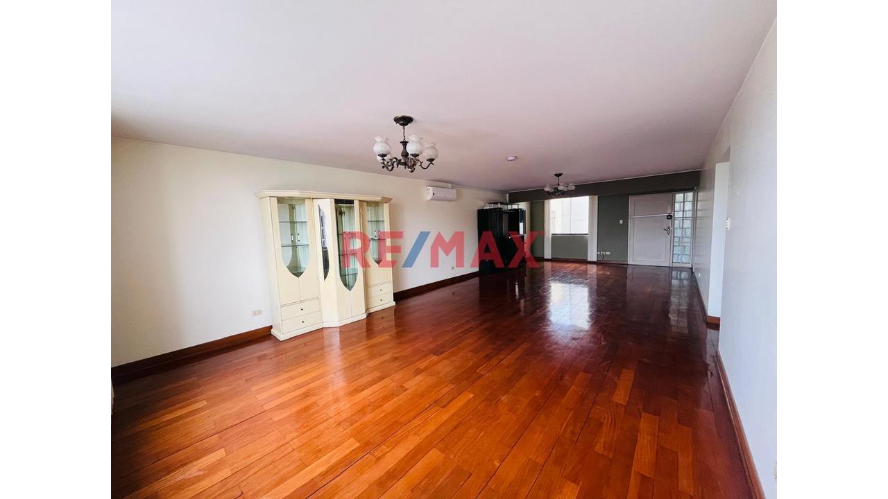 🏡 ¡Amplio Departamento En Venta En San Isidro!