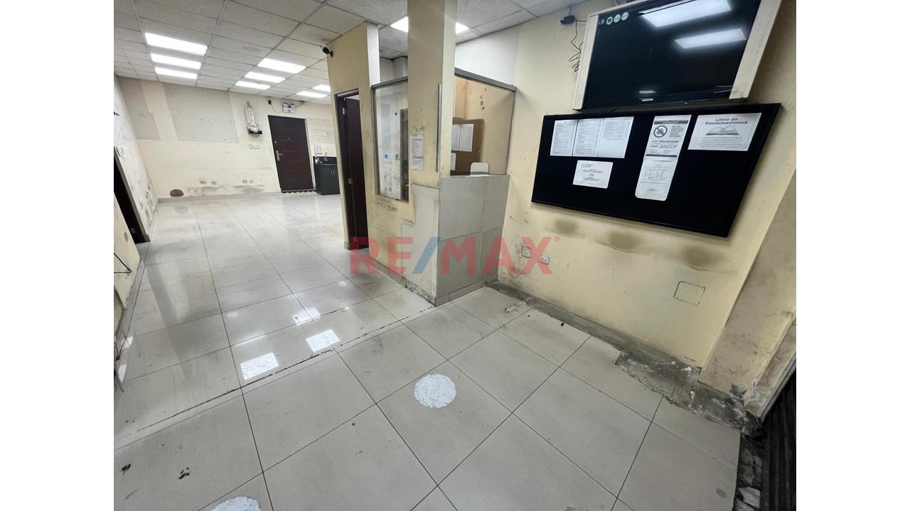 Local Comercial En Esquina - Primer Piso - Avenida Perú Cdra 25 - 2