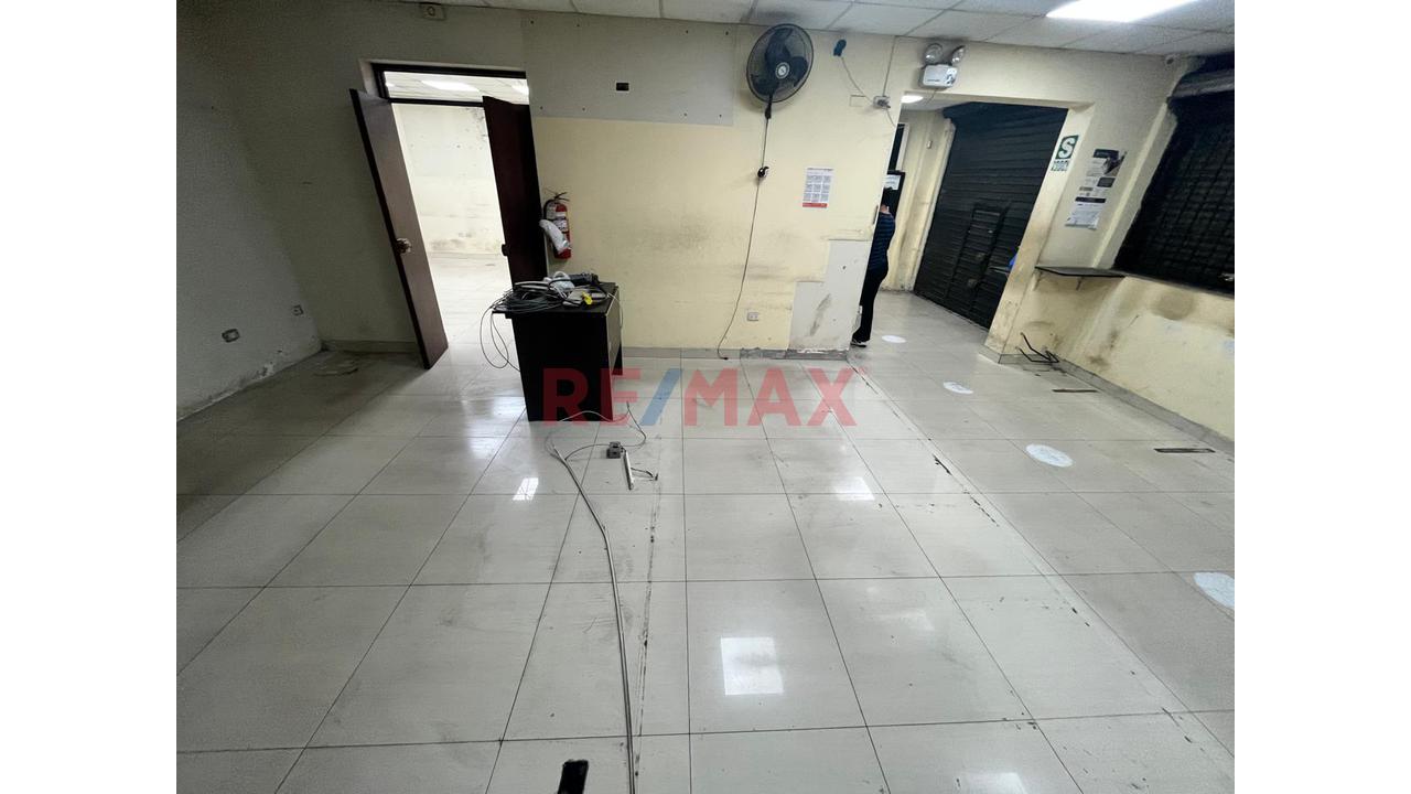 Local Comercial En Esquina - Primer Piso - Avenida Perú Cdra 25 - 10