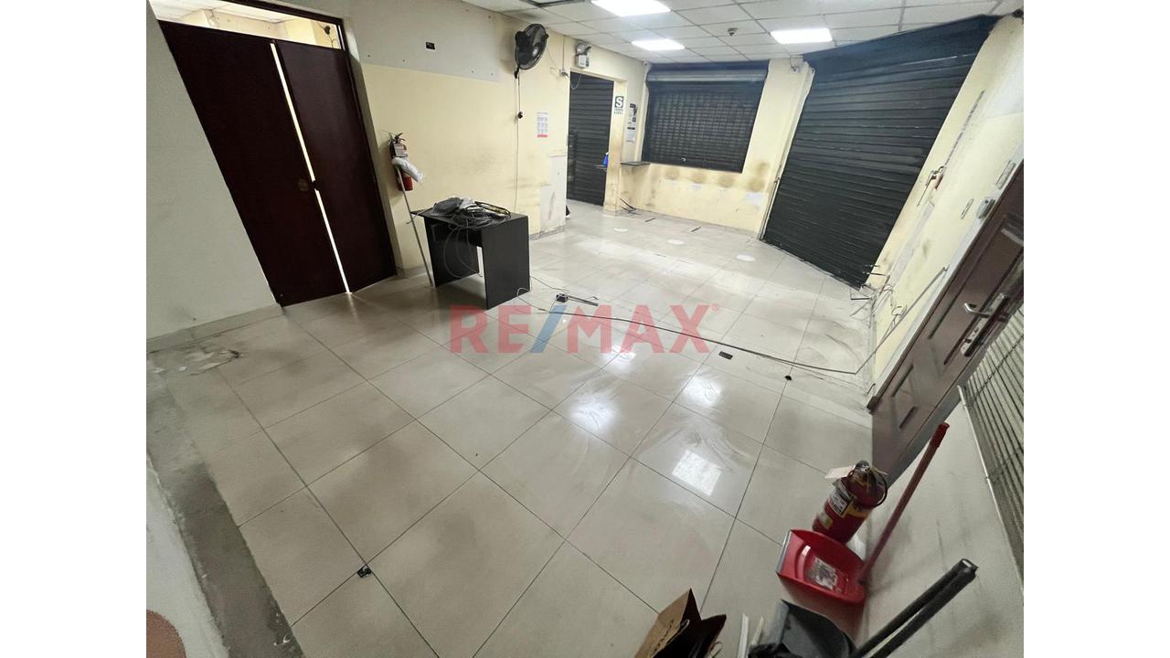 Local Comercial En Esquina - Primer Piso - Avenida Perú Cdra 25 - 9
