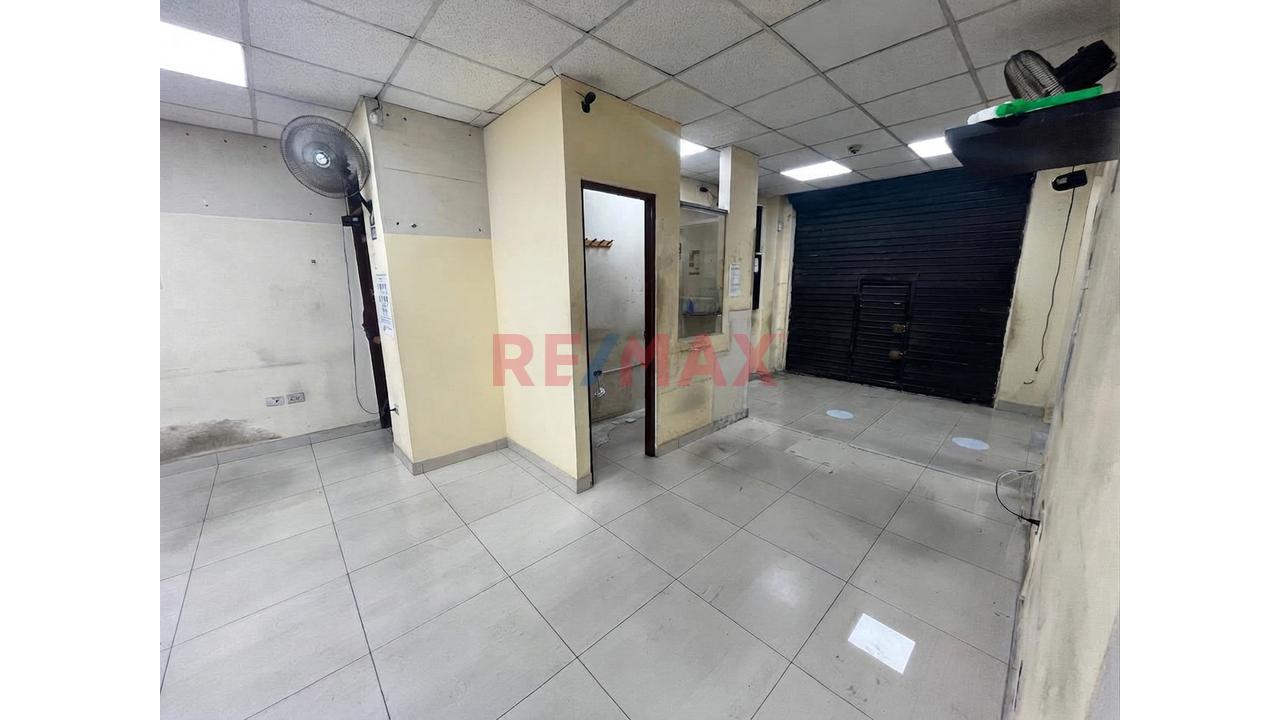Local Comercial En Esquina - Primer Piso - Avenida Perú Cdra 25 - 3