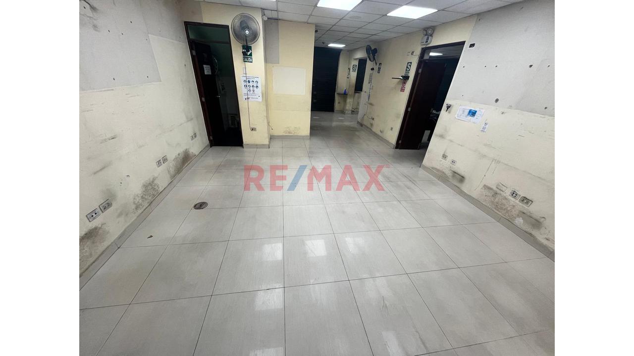 Local Comercial En Esquina - Primer Piso - Avenida Perú Cdra 25 - 7