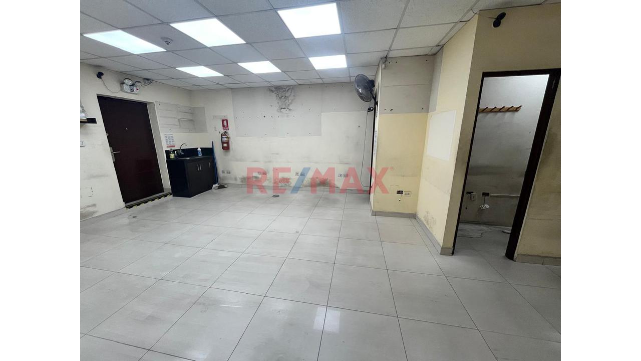 Local Comercial En Esquina - Primer Piso - Avenida Perú Cdra 25 - 6