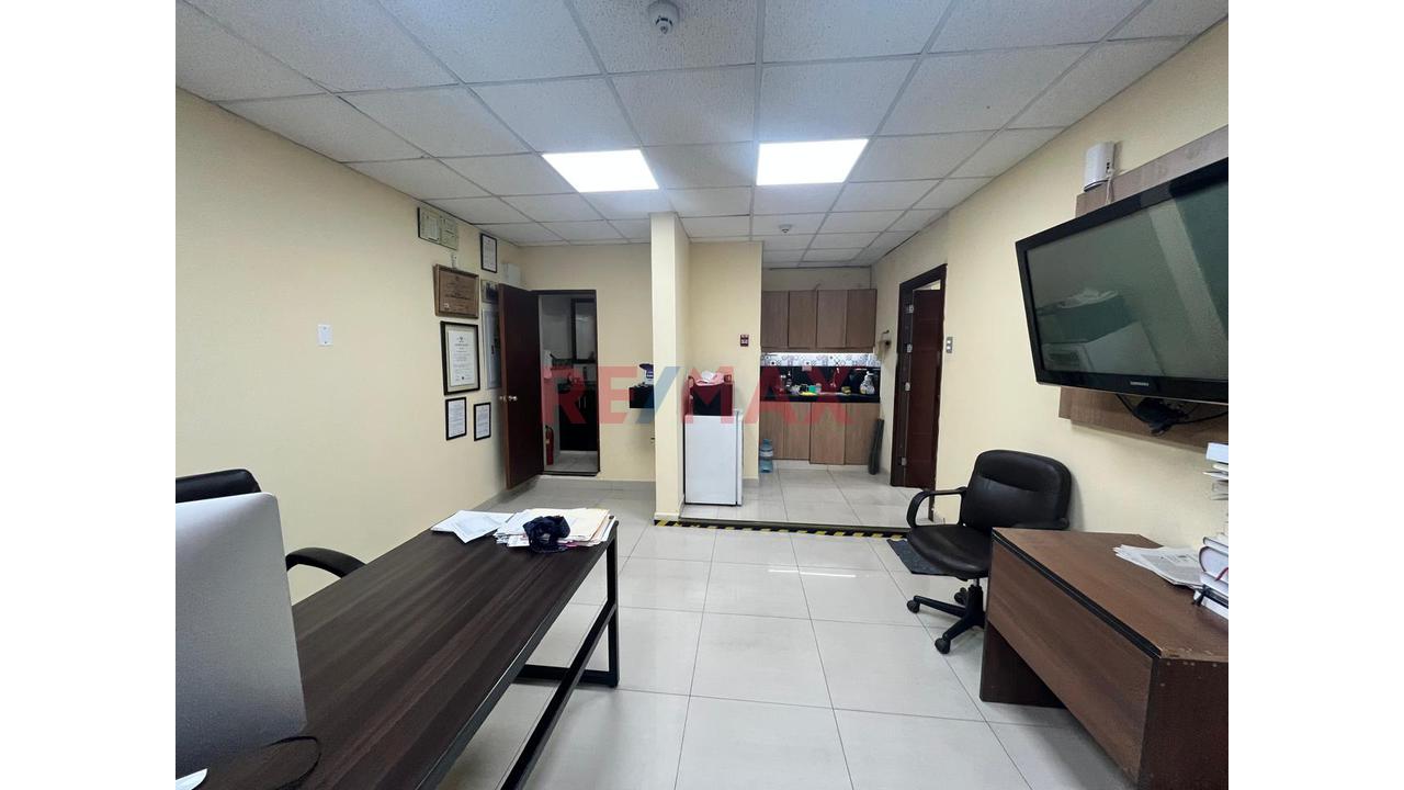Local Comercial En Esquina - Primer Piso - Avenida Perú Cdra 25 - 12