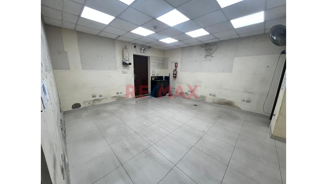 Local Comercial En Esquina - Primer Piso - Avenida Perú Cdra 25 - 5