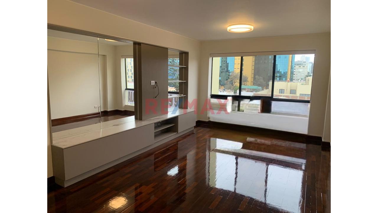 Departamento Remodelado En Venta Zona Exclusiva De San Isidro Vista Exterior + Estacionamiento - 6