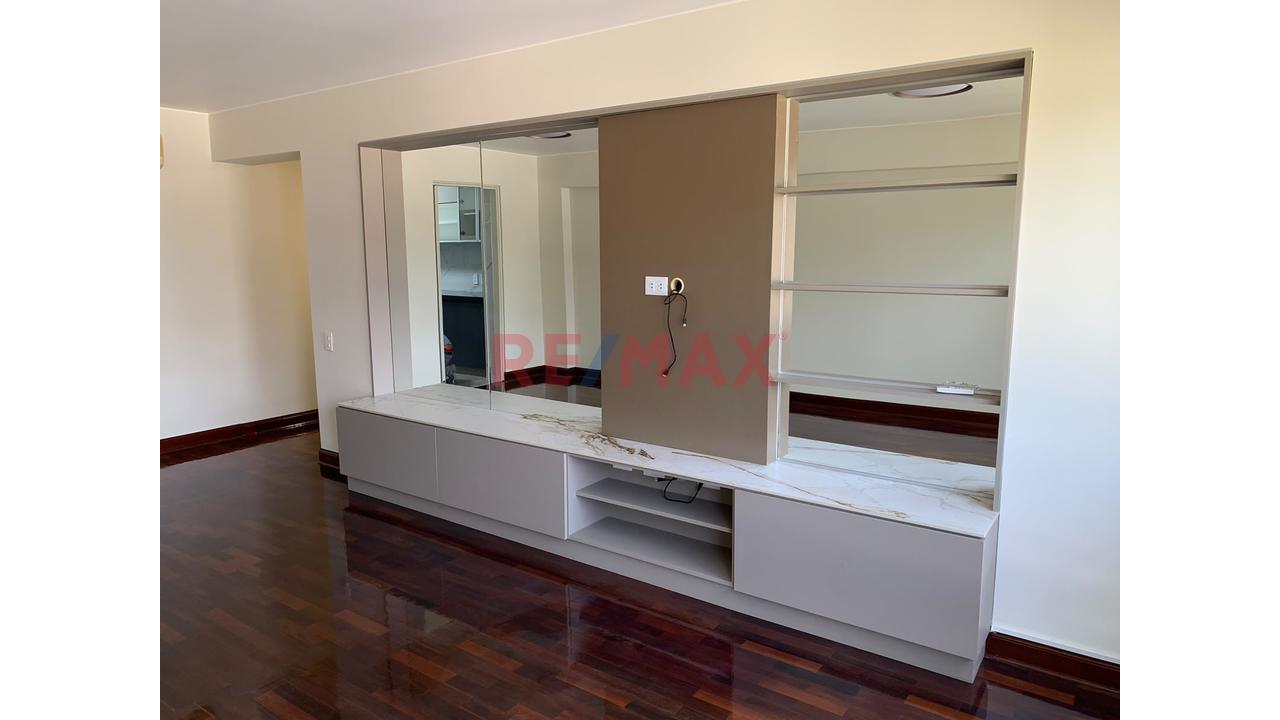 Departamento Remodelado En Venta Zona Exclusiva De San Isidro Vista Exterior + Estacionamiento - 9
