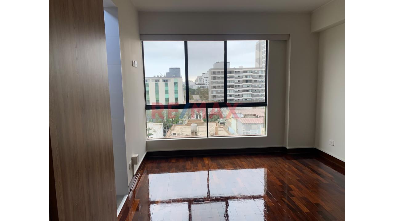 Departamento Remodelado En Venta Zona Exclusiva De San Isidro Vista Exterior + Estacionamiento - 2