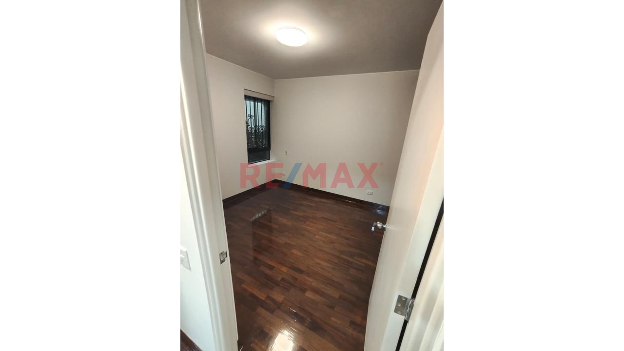 Departamento Remodelado En Venta Zona Exclusiva De San Isidro Vista Exterior + Estacionamiento - 12