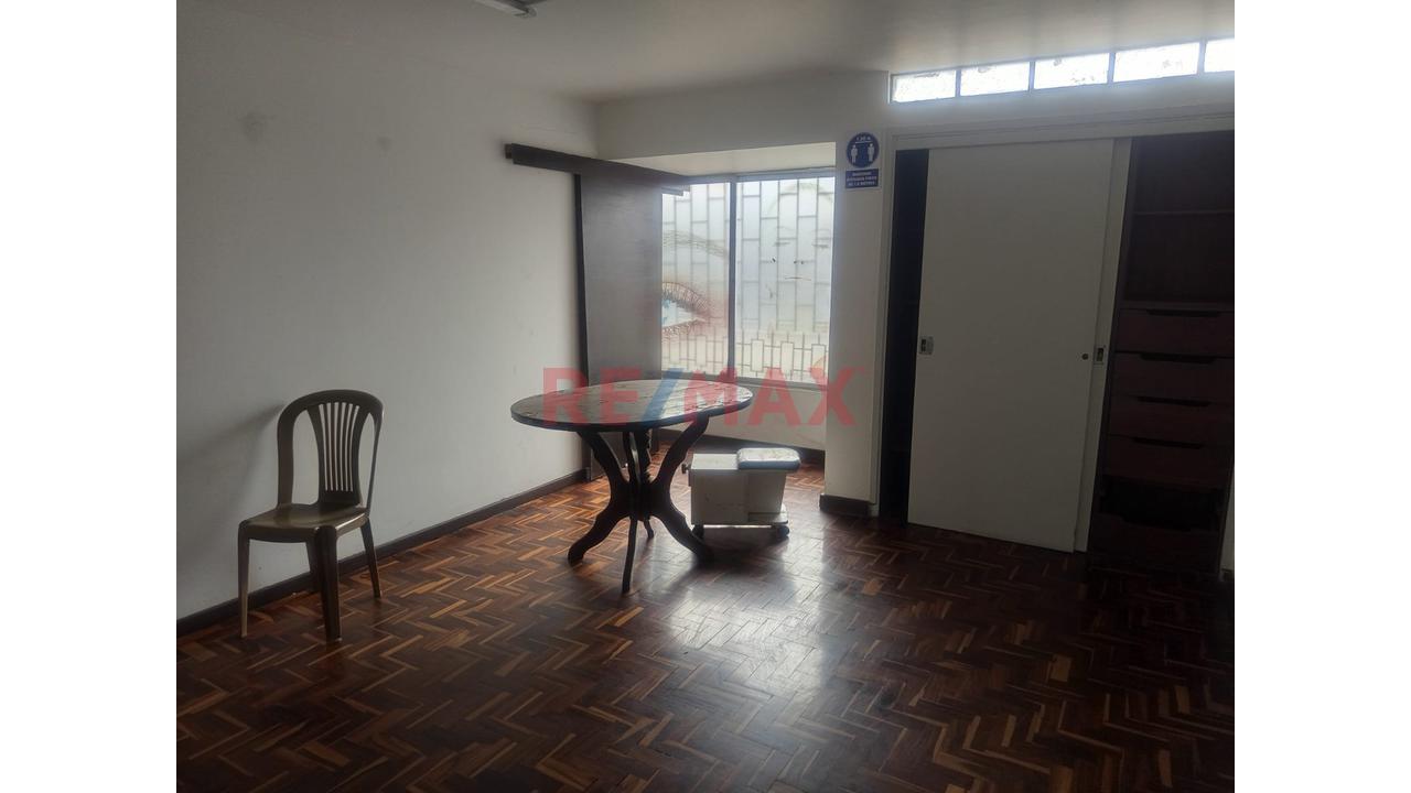 Local Comercial De 3 Pisos En Av. Rafael Escardó – San Miguel — foto 6