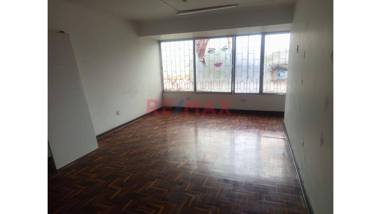 Local Comercial De 3 Pisos En Av. Rafael Escardó – San Miguel — foto 4