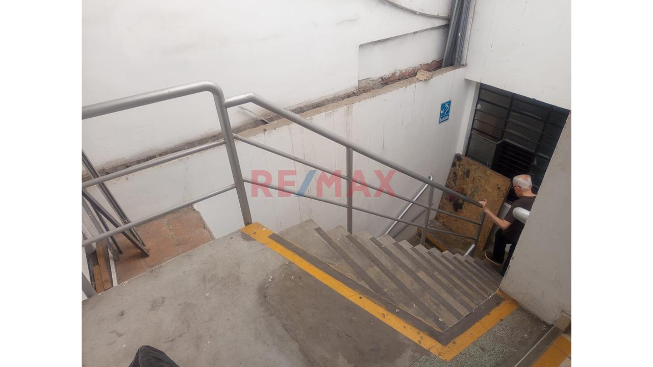 Local Comercial De 3 Pisos En Av. Rafael Escardó – San Miguel - 18